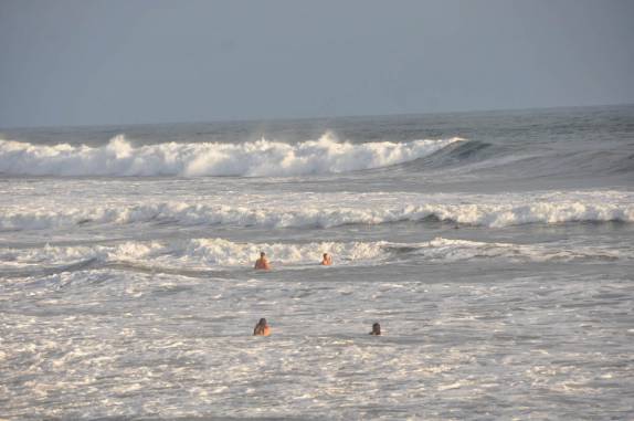 Banhistas no mar agitado de El Tunco, na Costa del Balsamo, litoral de El Salvador